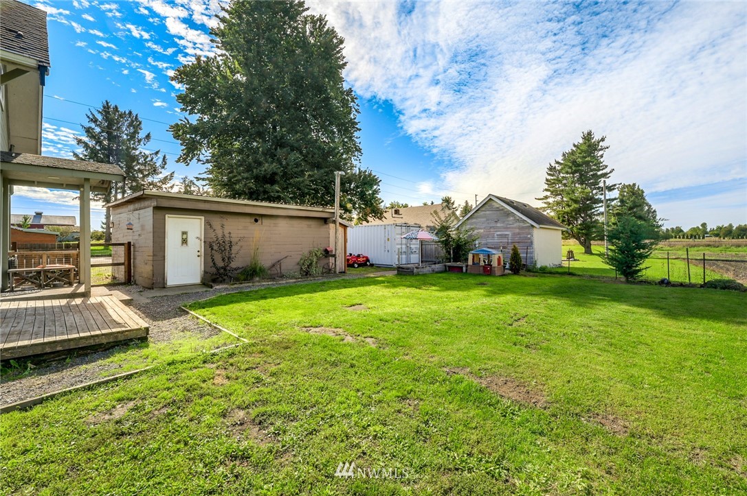 2890 East Badger Road Everson, WA 98247 - Photo 8 of 38 a front view of a house with garden