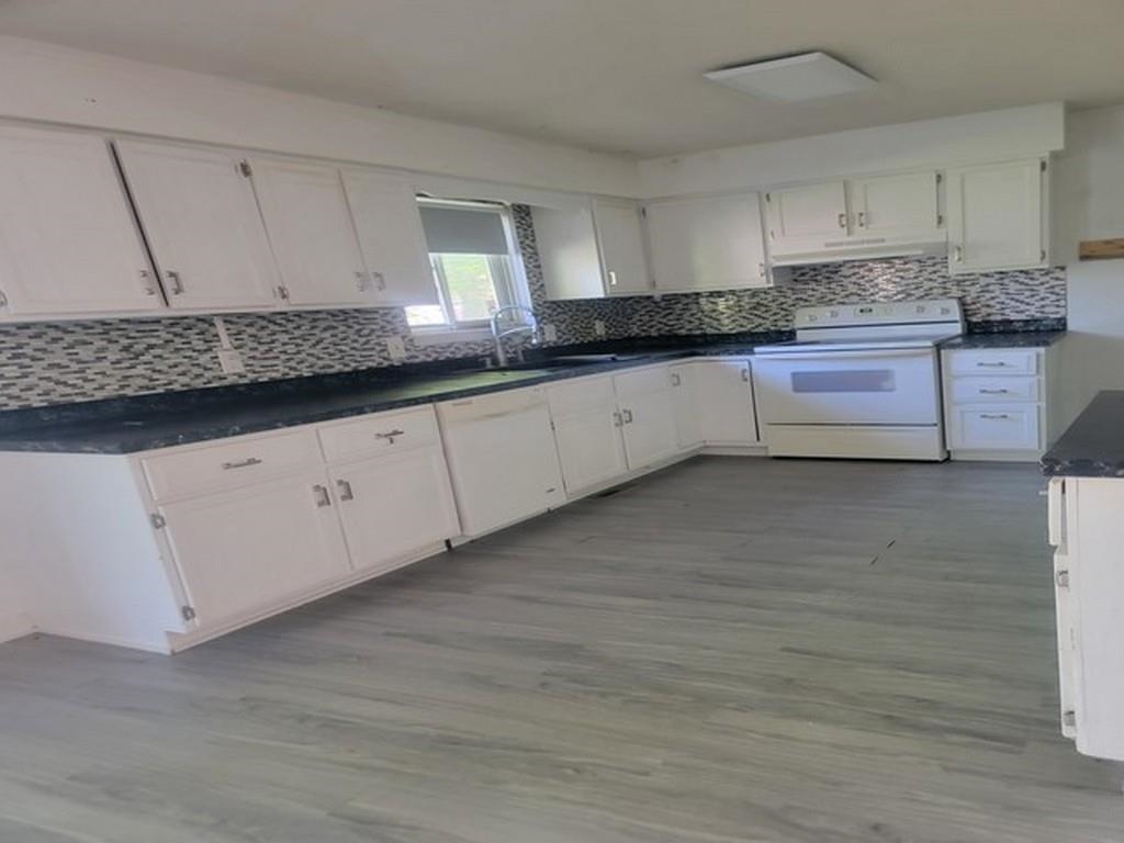 5147 Mackinaw Road Saginaw, MI 48603 - Photo 3 of 21