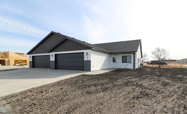 $329,900 | 1398 Prairie Lane, Wahpeton, ND 58075