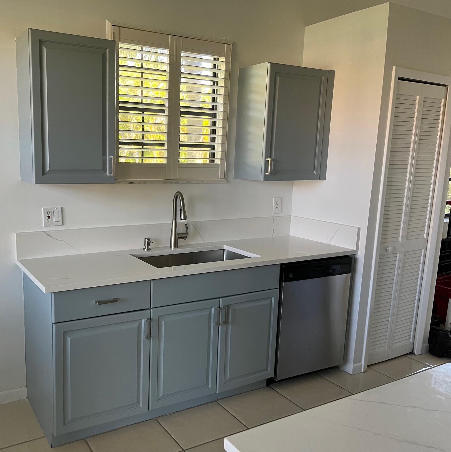 8300 Waterline Drive, Unit 105 Boynton Beach, FL 33472 - Photo 4 of 20 a kitchen with a sink and a mirror