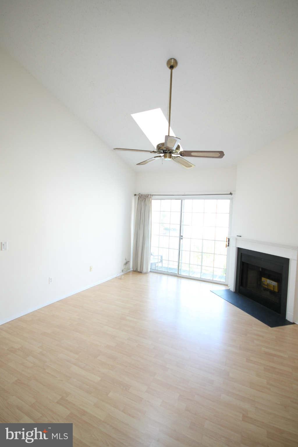 106 Fort Evans Road Southeast, Unit F Leesburg, VA 20175 - Photo 4 of 20 Living Room