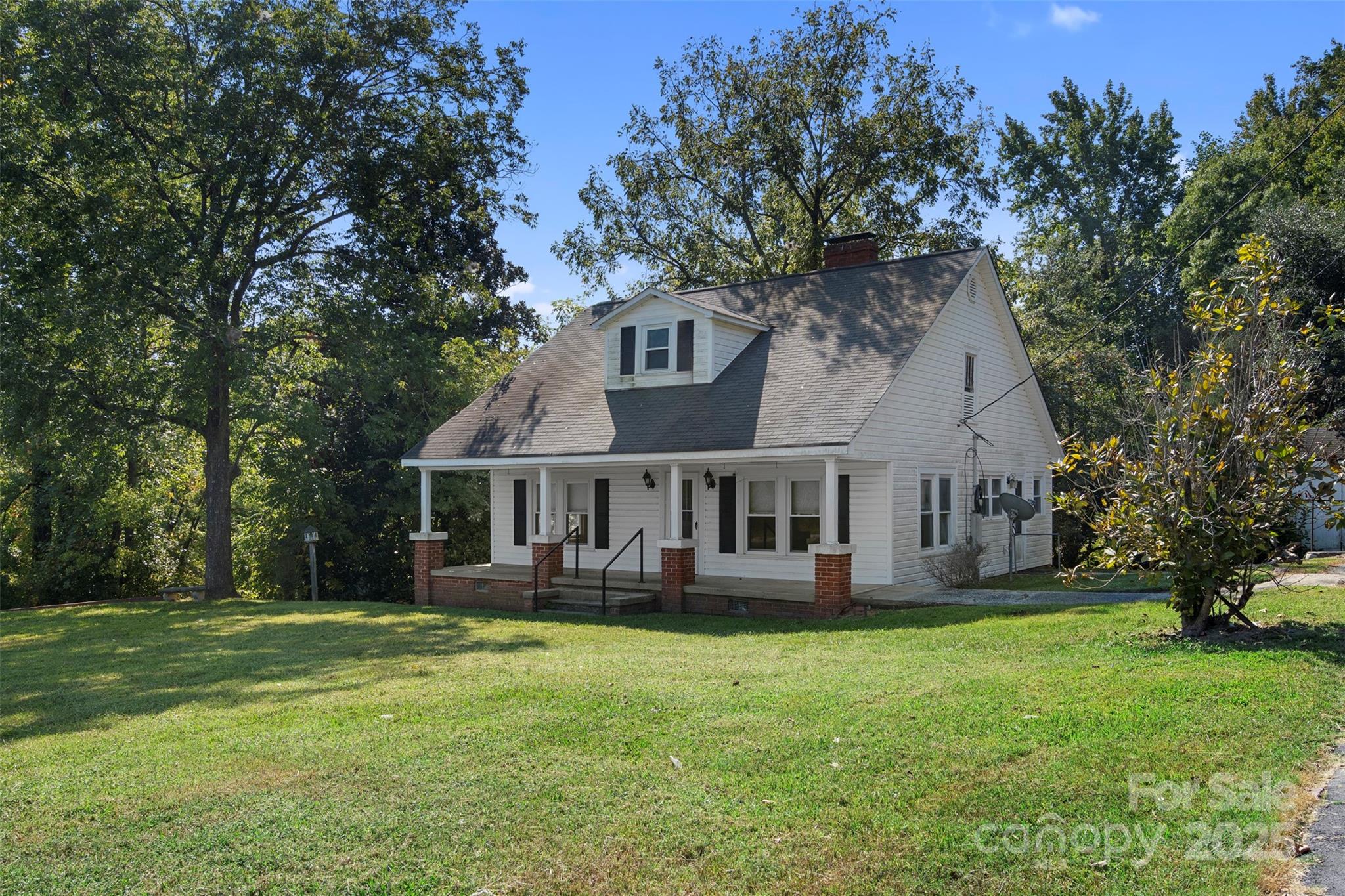 4601 Mooresville Road Kannapolis, NC 28081 - Photo 2 of 33 front view of a house with a yard