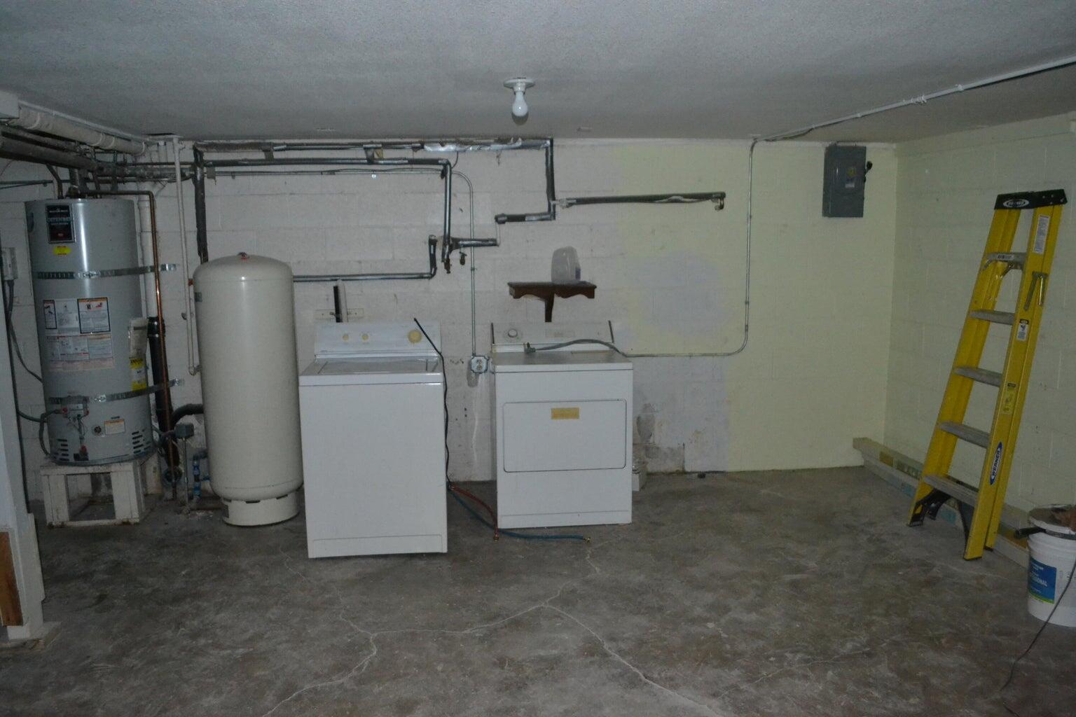 523-400 South Grasshopper Road Termo, CA 96132 - Photo 29 of 44 a utility room with dryer and washer