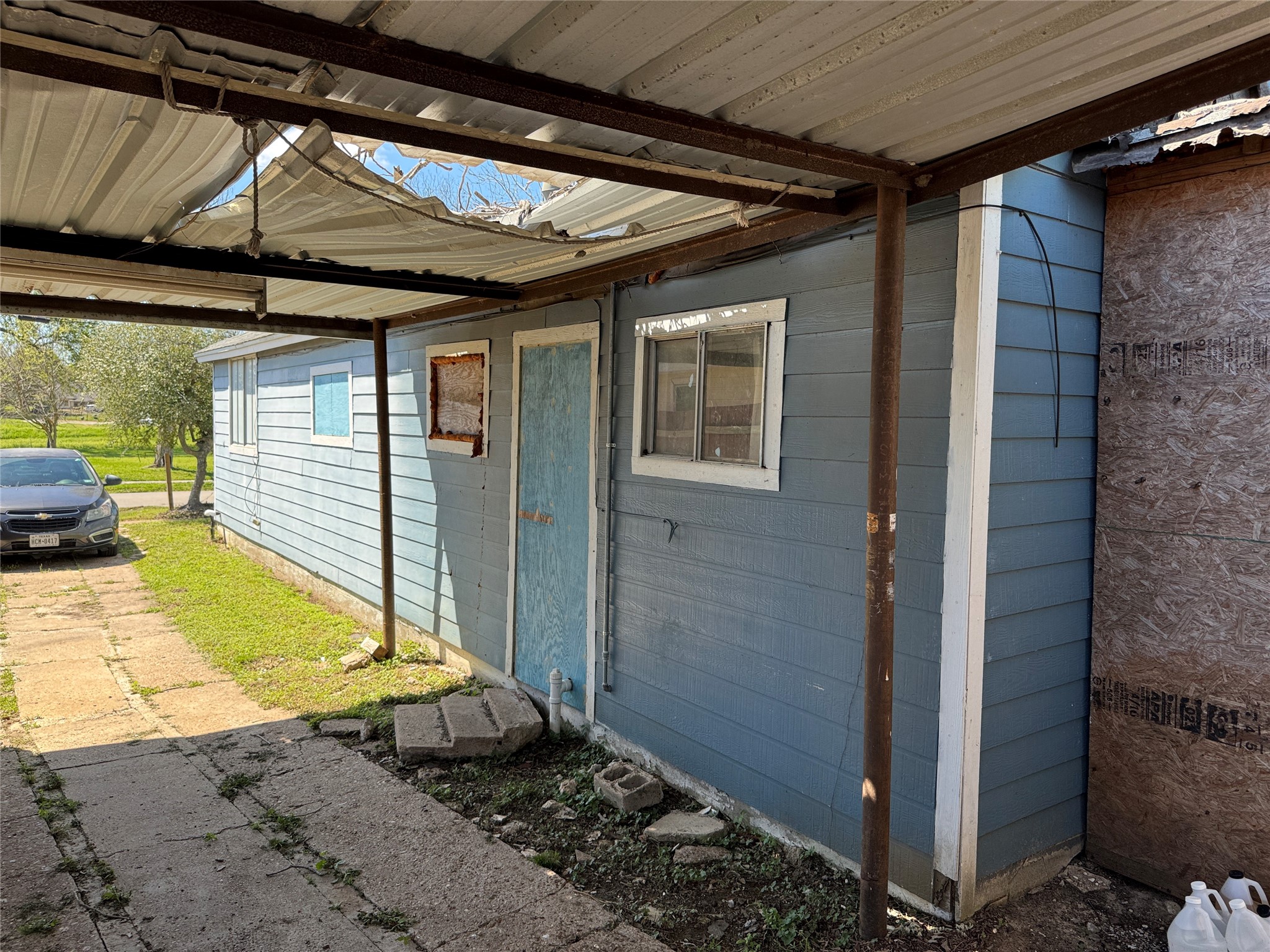 7323 Dallas Street Houston, TX 77011 - Photo 4 of 8 a view of backyard with cabin