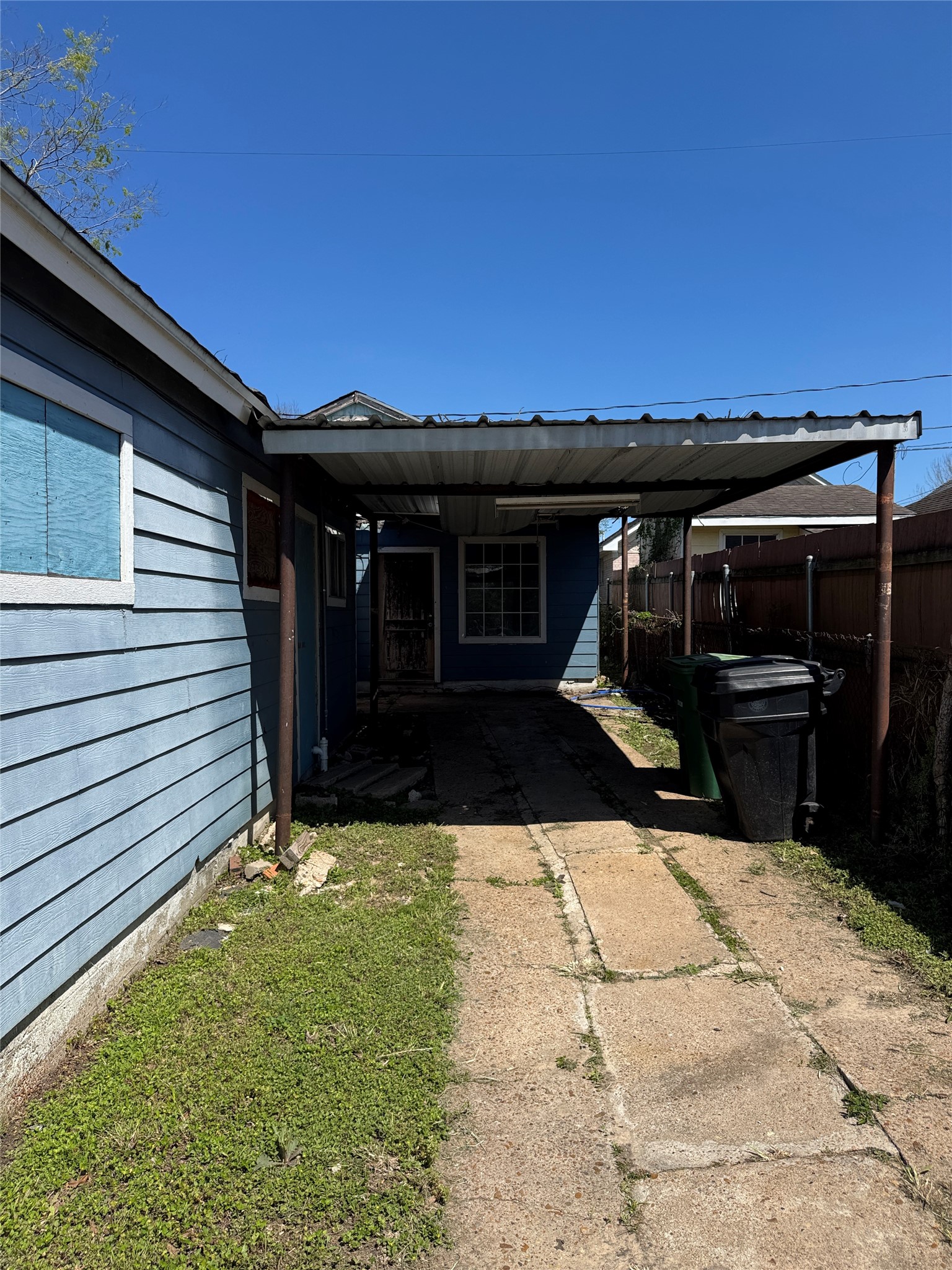 7323 Dallas Street Houston, TX 77011 - Photo 5 of 8 a view of a house with a backyard