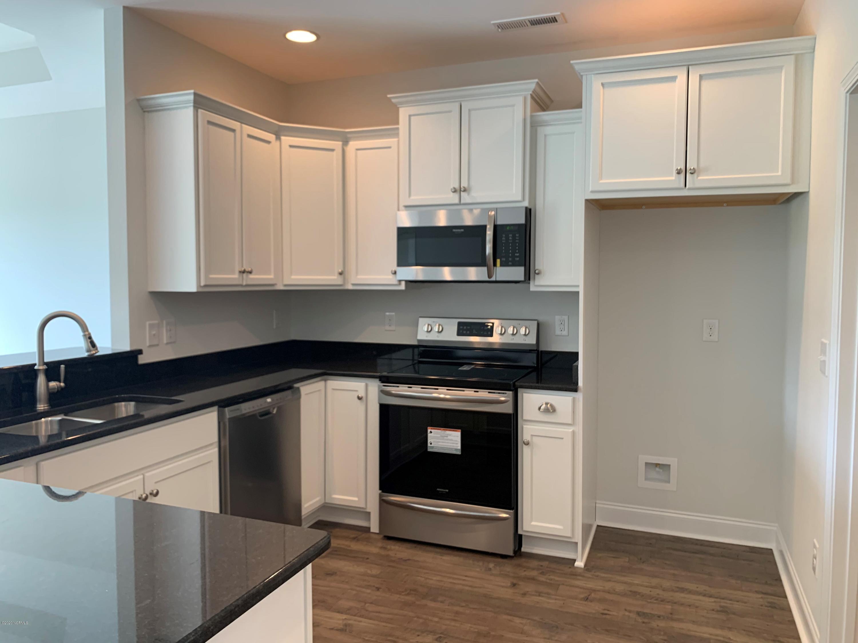 6425 Pinnacle Point Winnabow, NC 28479 - Photo 6 of 13 DMC 200 Kitchen