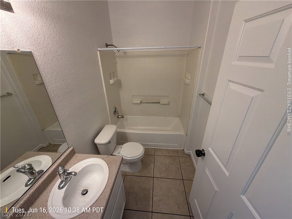 4730 East Craig Road, Unit 1124 Las Vegas, NV 89115 - Photo 11 of 22 A well-appointed bathroom features a bathtub, toilet, and a vanity with a large mirror.