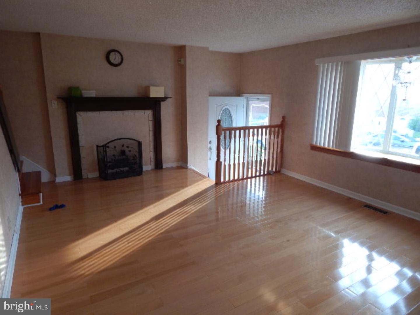 12025 Tyrone Road Philadelphia, PA 19154 - Photo 3 of 16