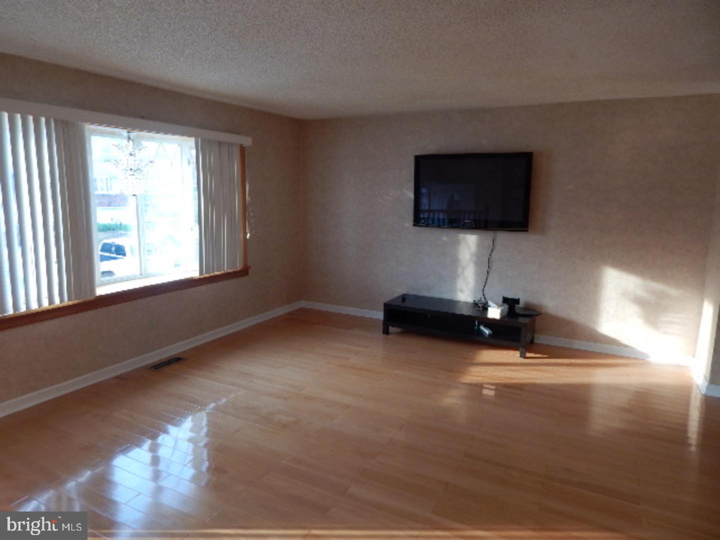 12025 Tyrone Road Philadelphia, PA 19154 - Photo 4 of 16