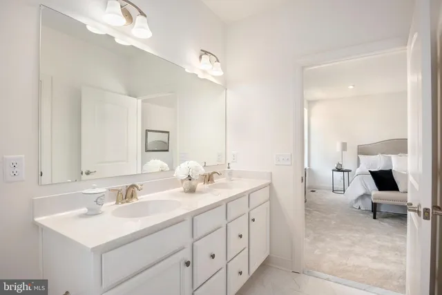 a en suite bathroom with double sink and a mirror