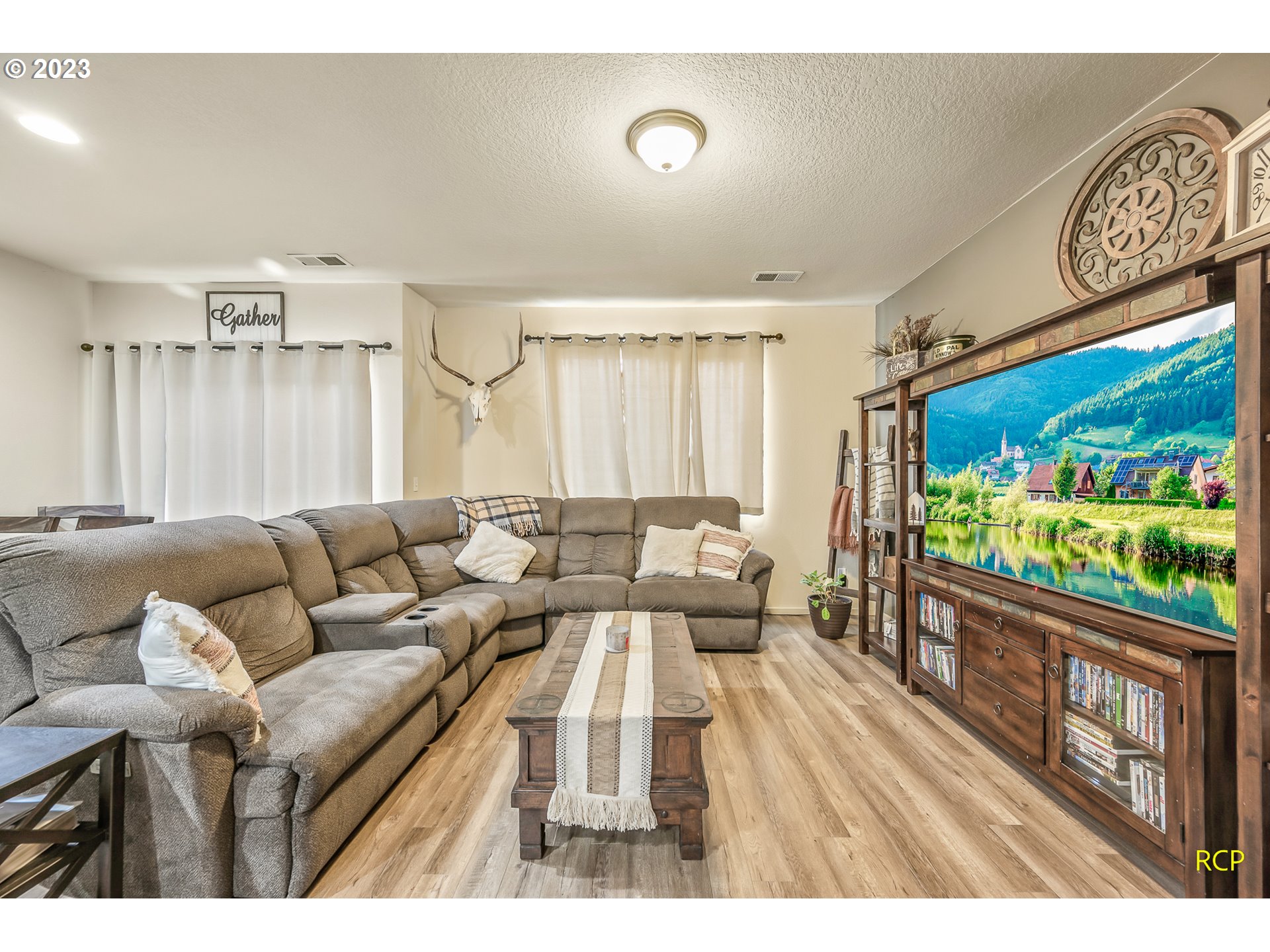 51562 Southwest S Fork Loop Scappoose, OR 97056 - Photo 11 of 31 Living Room