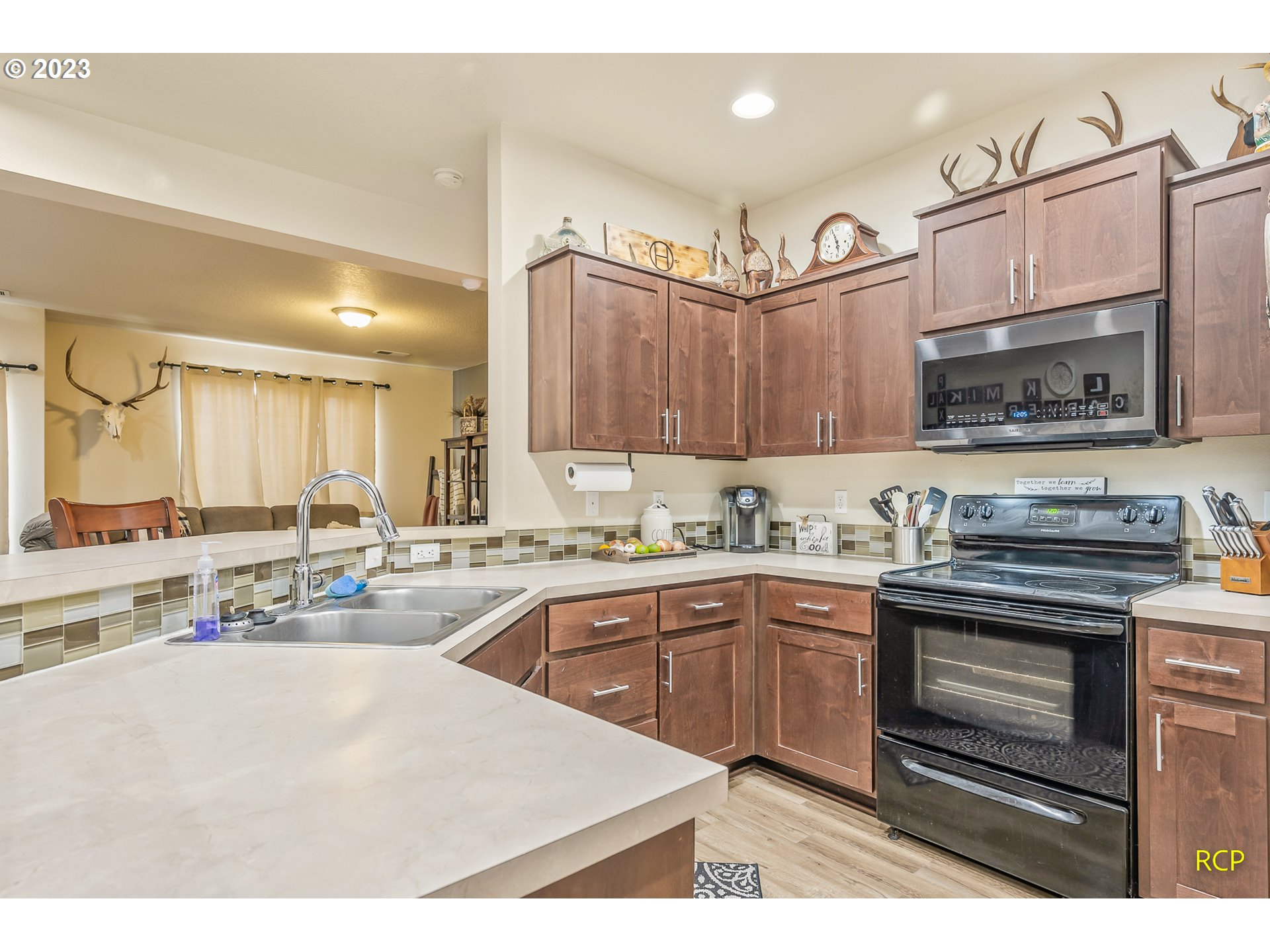 51562 Southwest S Fork Loop Scappoose, OR 97056 - Photo 5 of 31 Kitchen