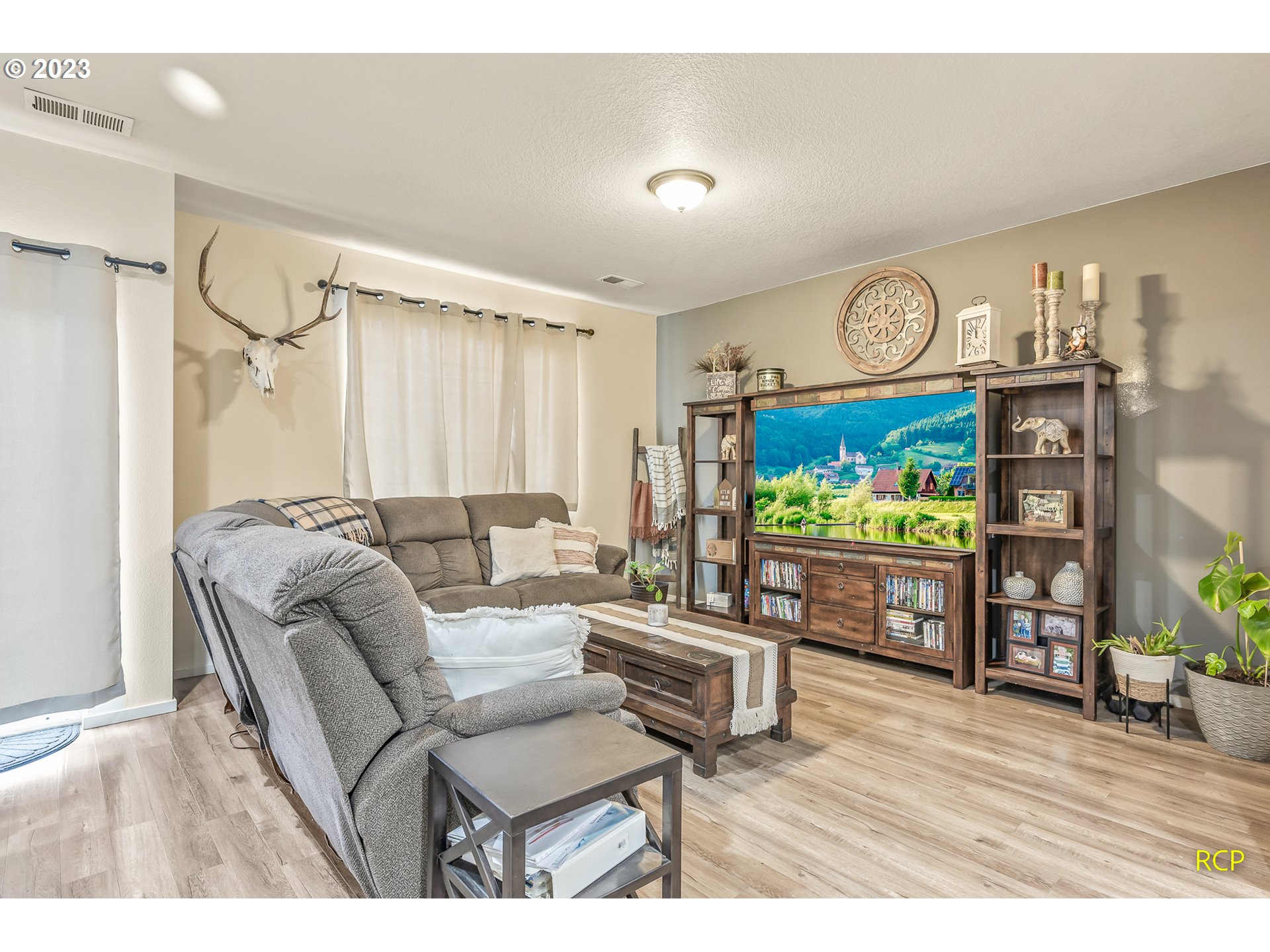 51562 Southwest S Fork Loop Scappoose, OR 97056 - Photo 10 of 31 Living Room