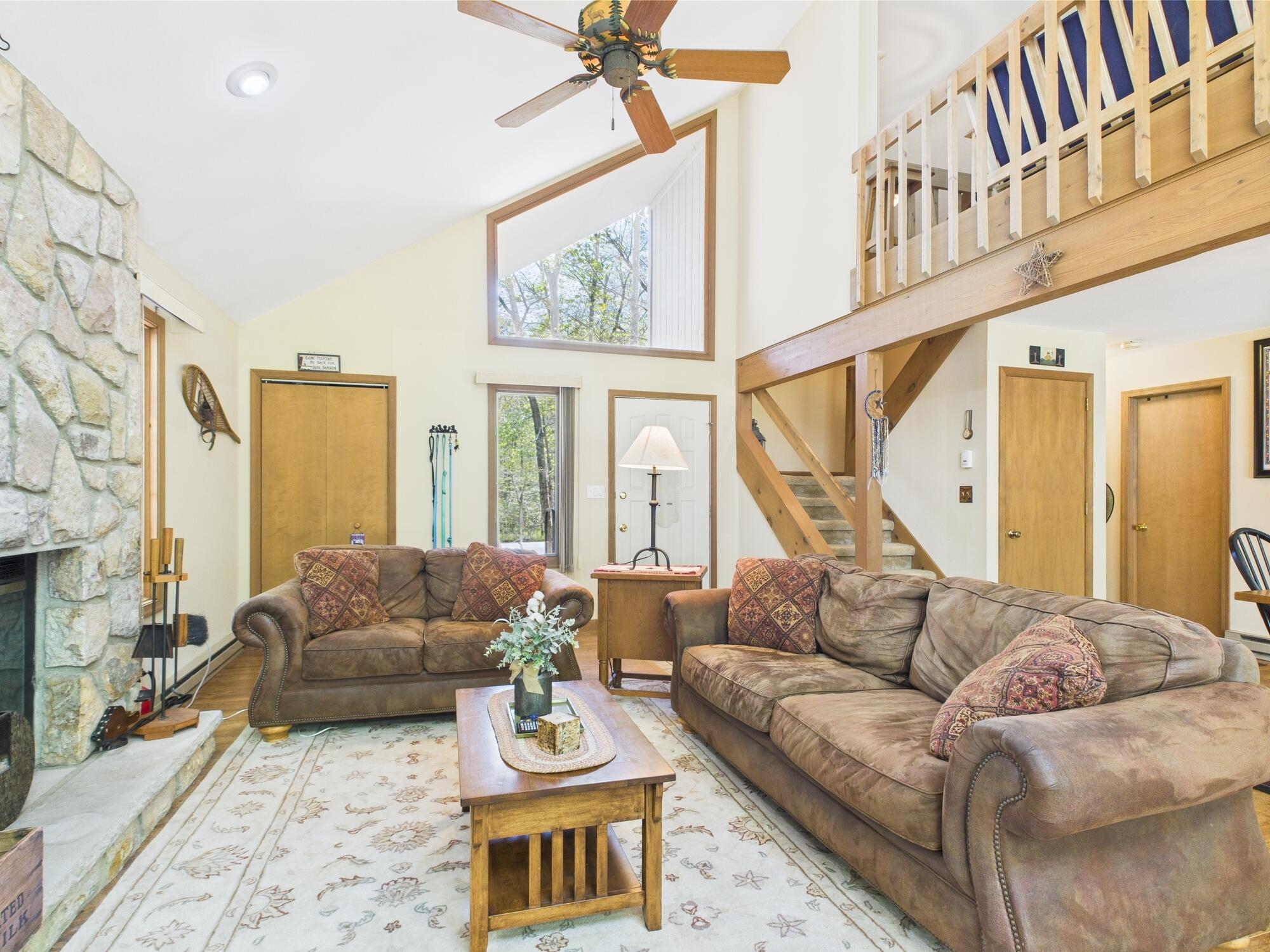 5541 Fox Run Road Pocono Pines, PA 18350 - Photo 14 of 44 living room