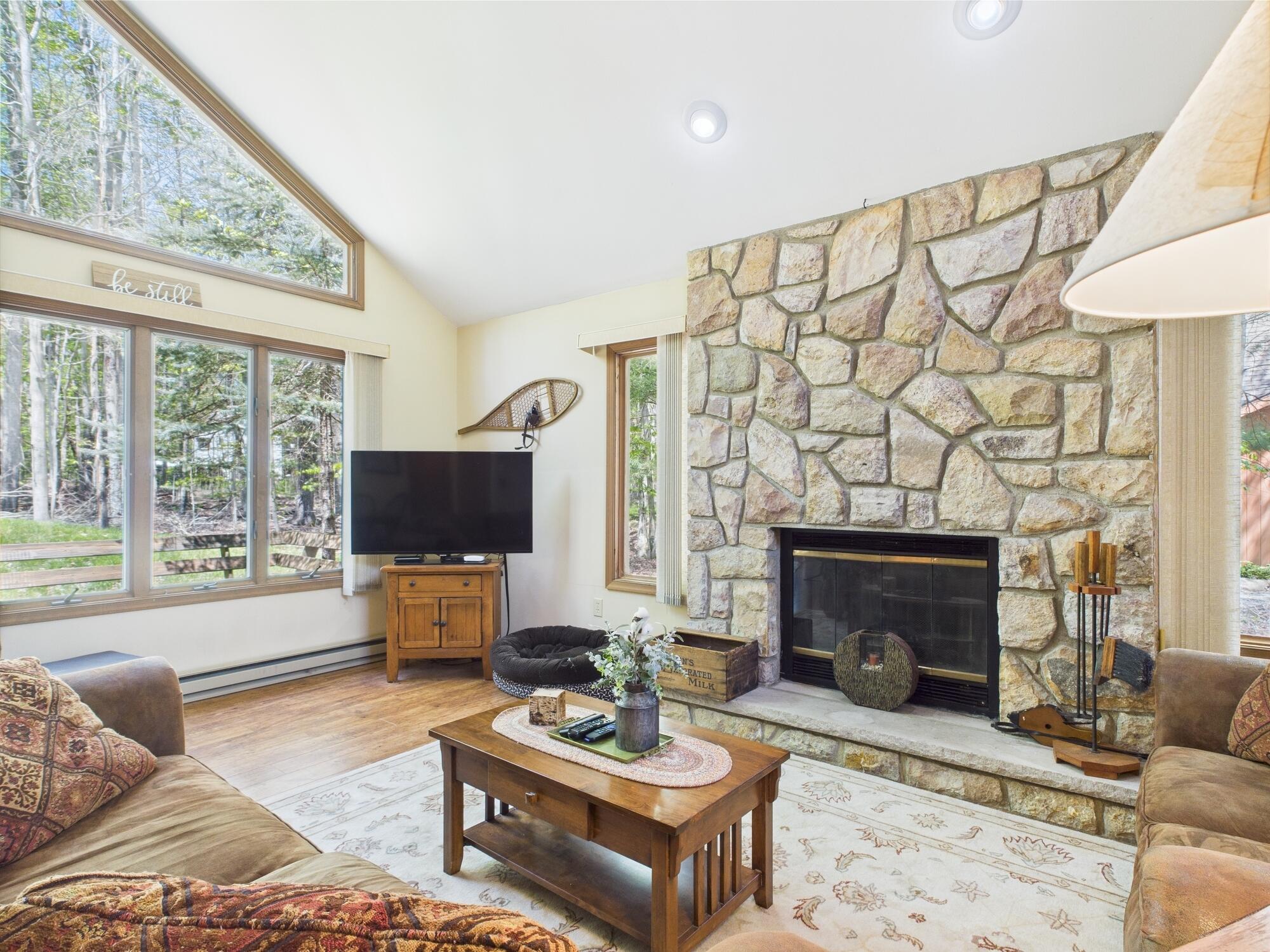 5541 Fox Run Road Pocono Pines, PA 18350 - Photo 16 of 44 ling room