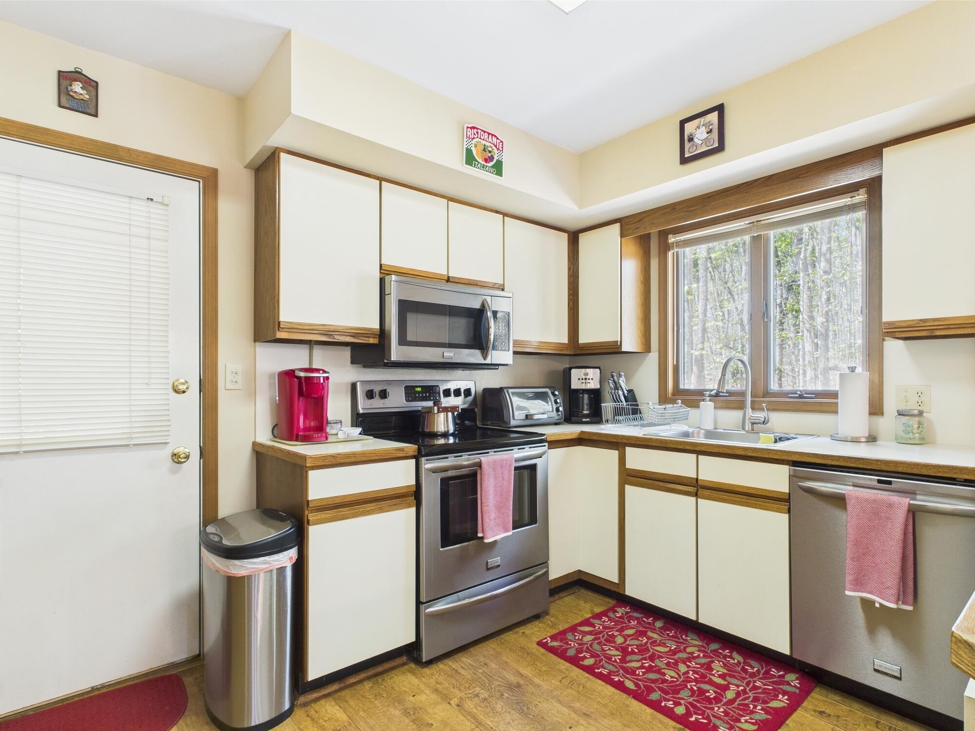 5541 Fox Run Road Pocono Pines, PA 18350 - Photo 21 of 44 kitchen