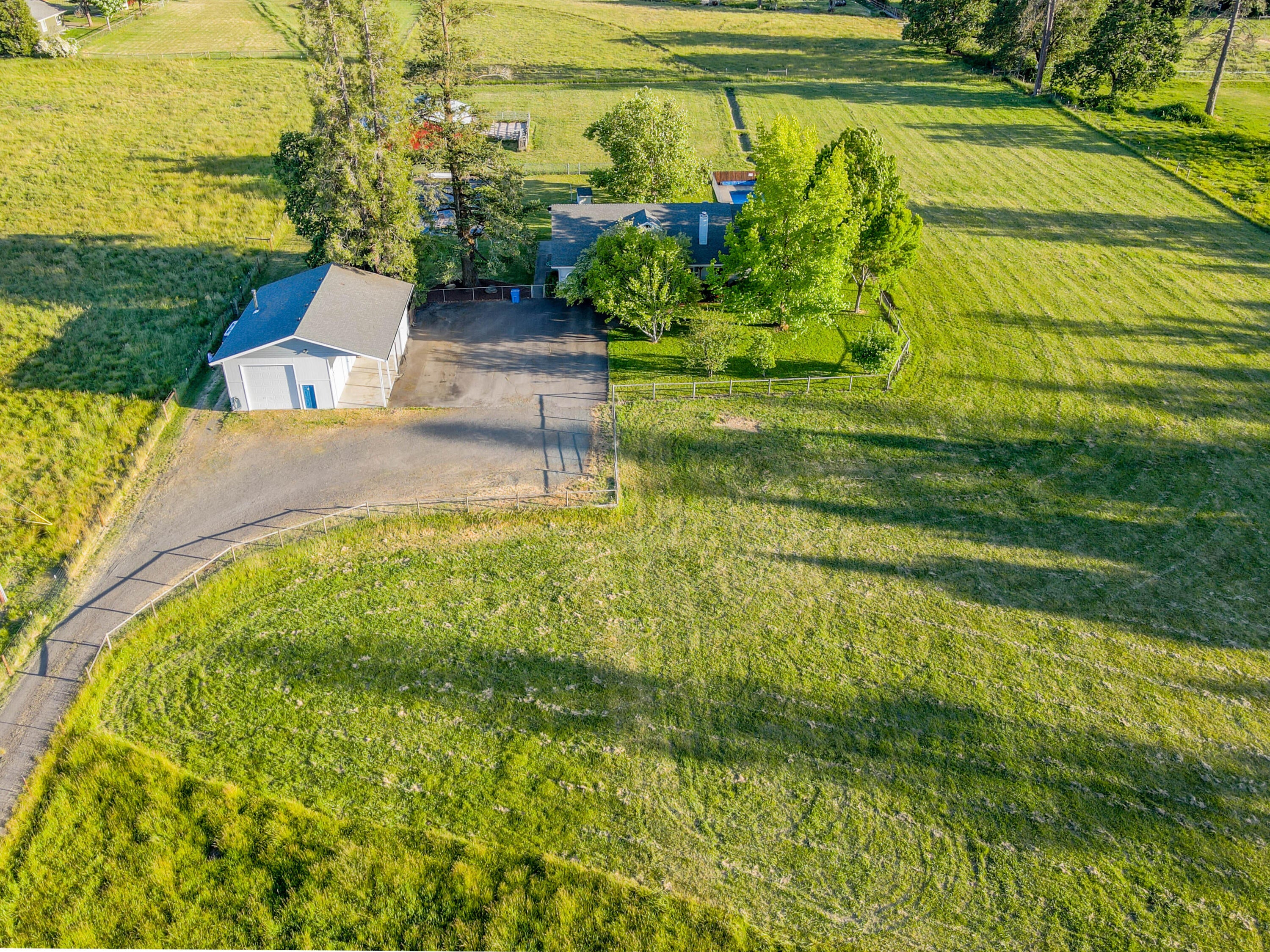 3317 Leonard Road Grants Pass, OR 97527 - Photo 3 of 62 3