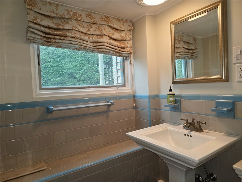 40 Russet Way Cranston, RI 02920 - Photo 26 of 35 In Family Room
