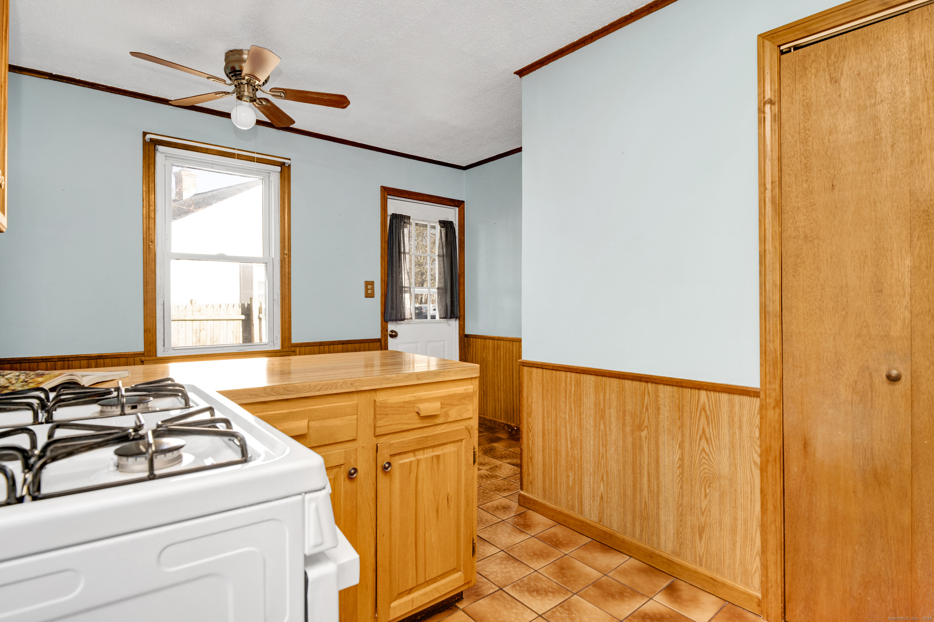 75 Lafayette Street Hartford, CT 06106 - Photo 22 of 38 a utility room with dryer and washer