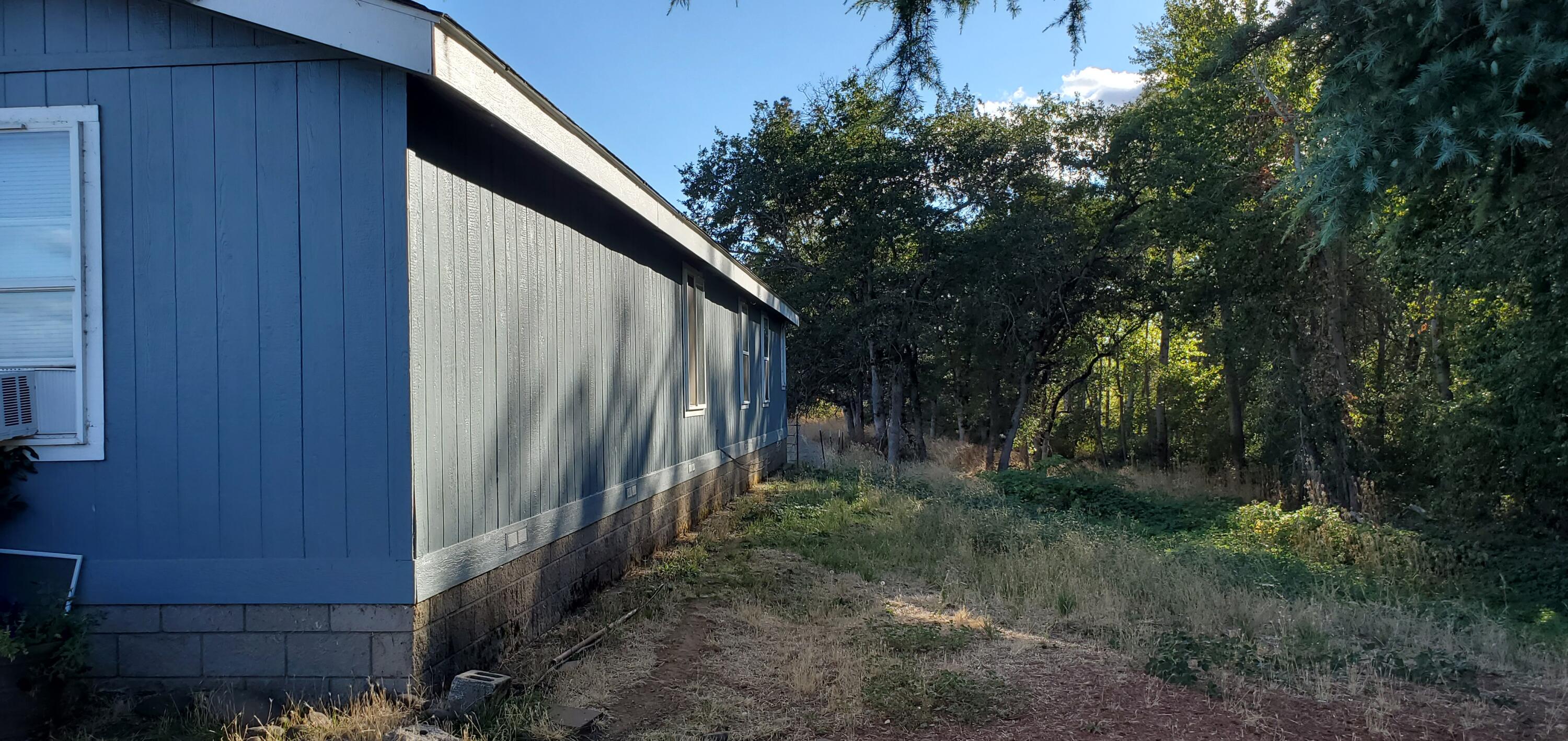 63 Staley Road Eagle Point, OR 97524 - Photo 3 of 11 20220929_165601