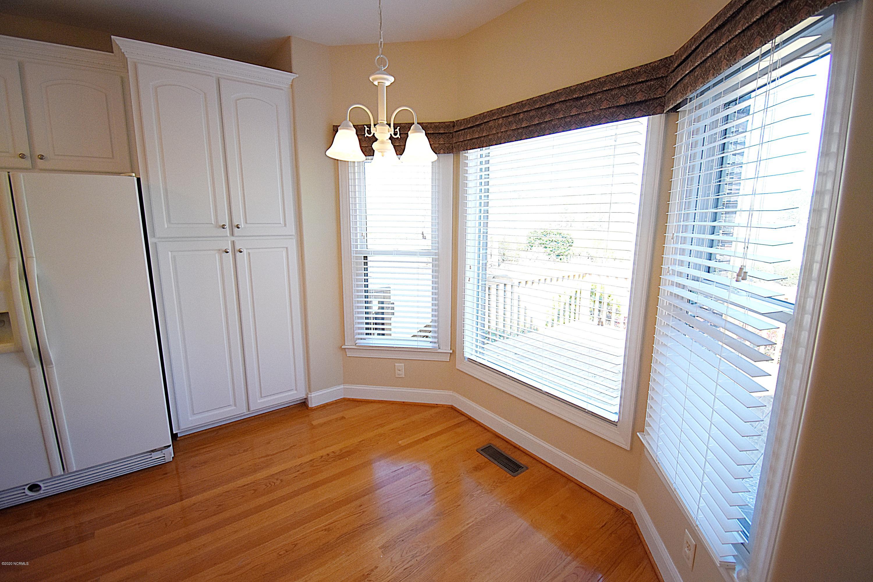 222 Mellen Road New Bern, NC 28562 - Photo 8 of 30 Breakfast Area with a Golf Course View