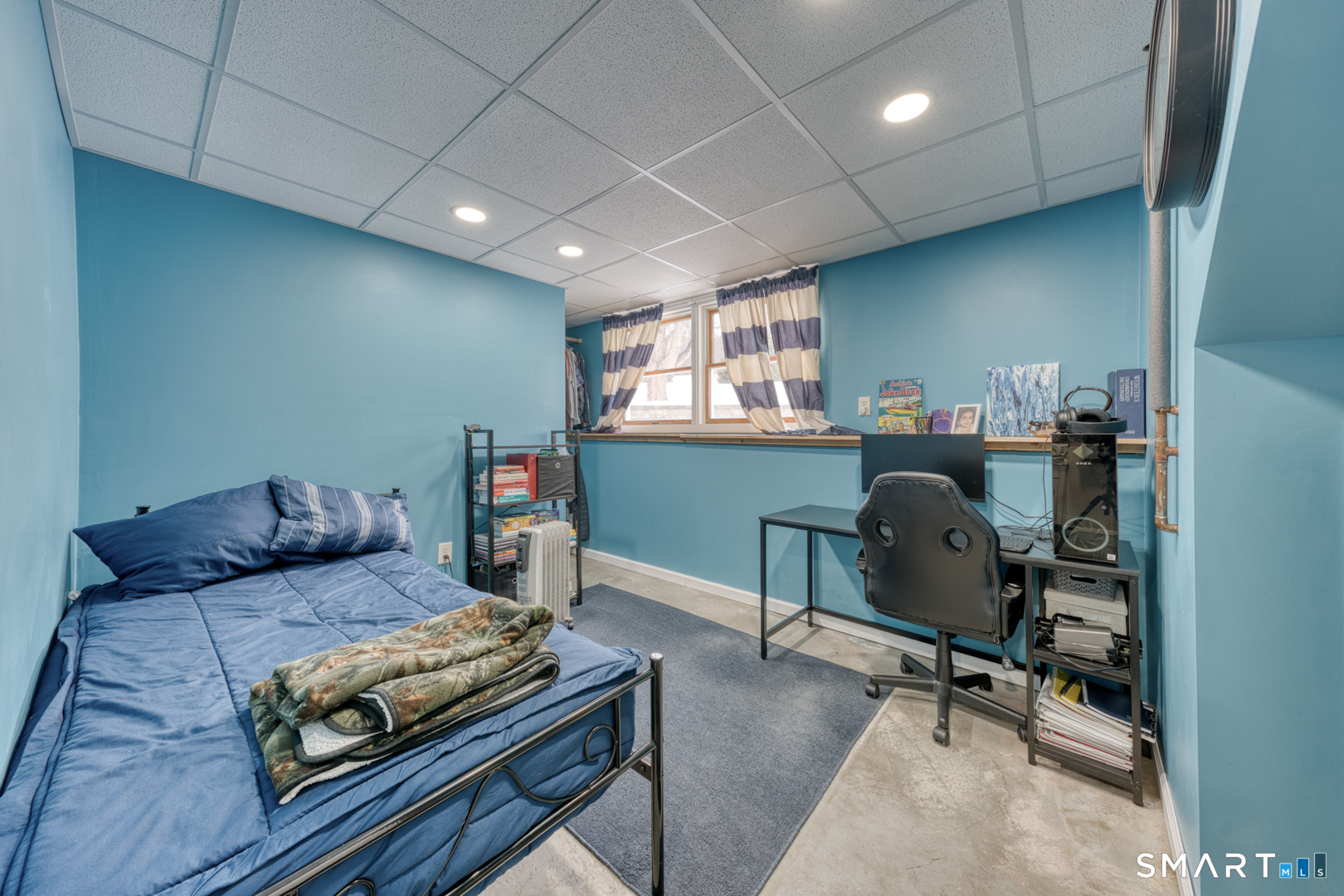 144 Hnath Road Ashford, CT 06278 - Photo 22 of 40 a living room with furniture and a couch