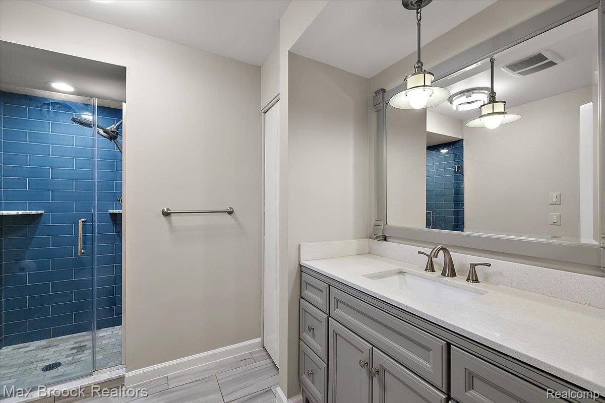 4041 West Maple Road, Unit 101 Bloomfield Hills, MI 48301 - Photo 16 of 20 Full Bath