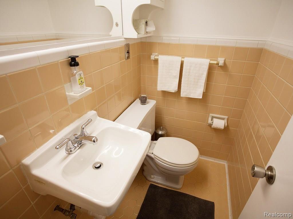 164 Maplefield Road Pleasant Ridge, MI 48069 - Photo 13 of 34 first floor lav lg 1.jpg