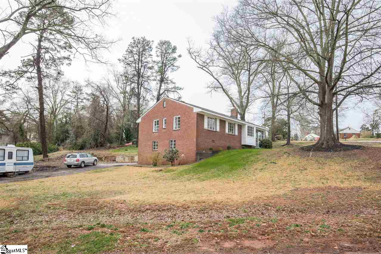 301 Crestfield Road Greenville, SC 29605 - Photo 1 of 17 Gallery Image 1