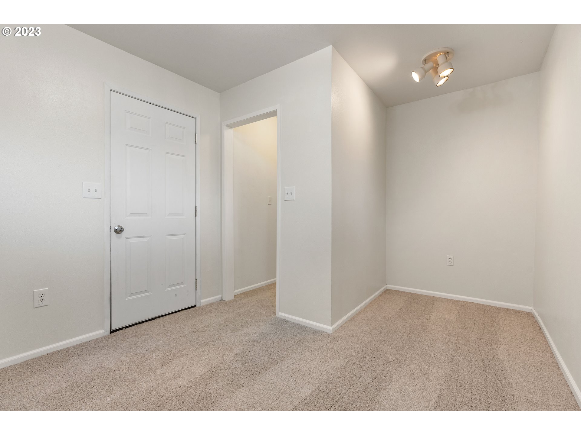 8107 Southwest Taylors Ferry Road Portland, OR 97223 - Photo 19 of 34 Gallery Image 19