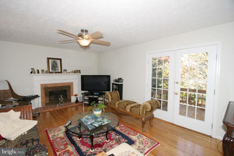 2205 Milburn Lane Reston, VA 20191 - Photo 6 of 30 Family Room