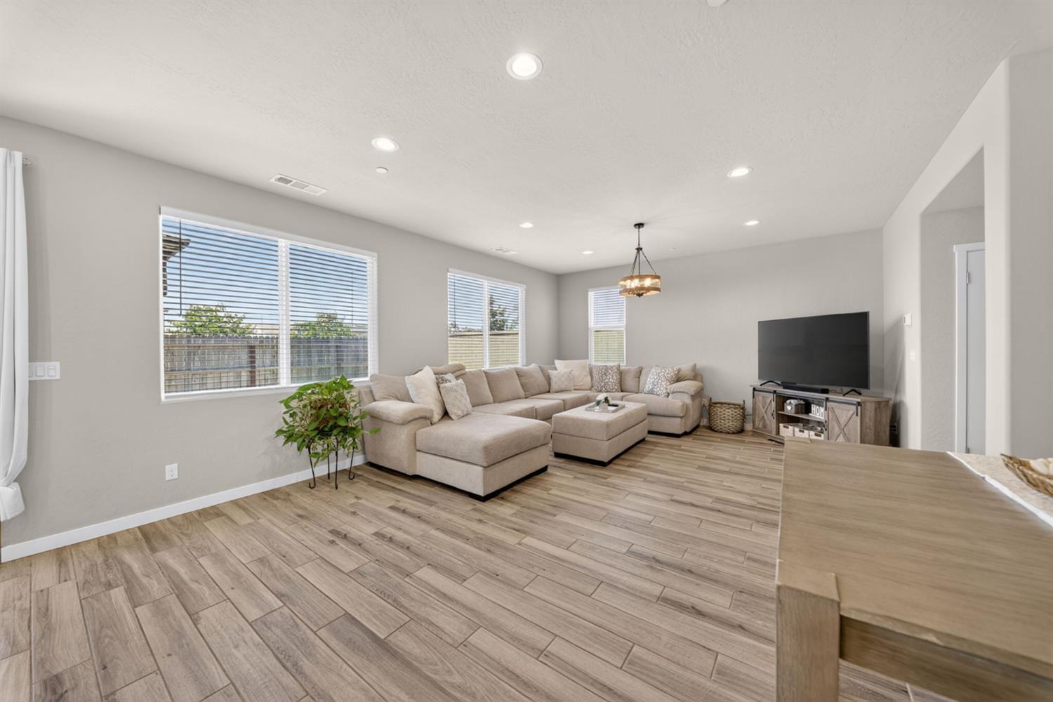 4219 North Reed Avenue Fresno, CA 93723 - Photo 10 of 38 Living Room