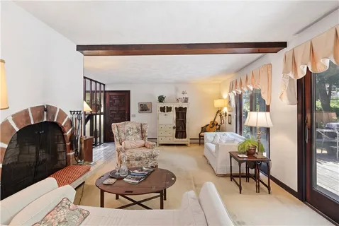 $800,000 | 10 What Cheer Road, Narragansett, RI 02882