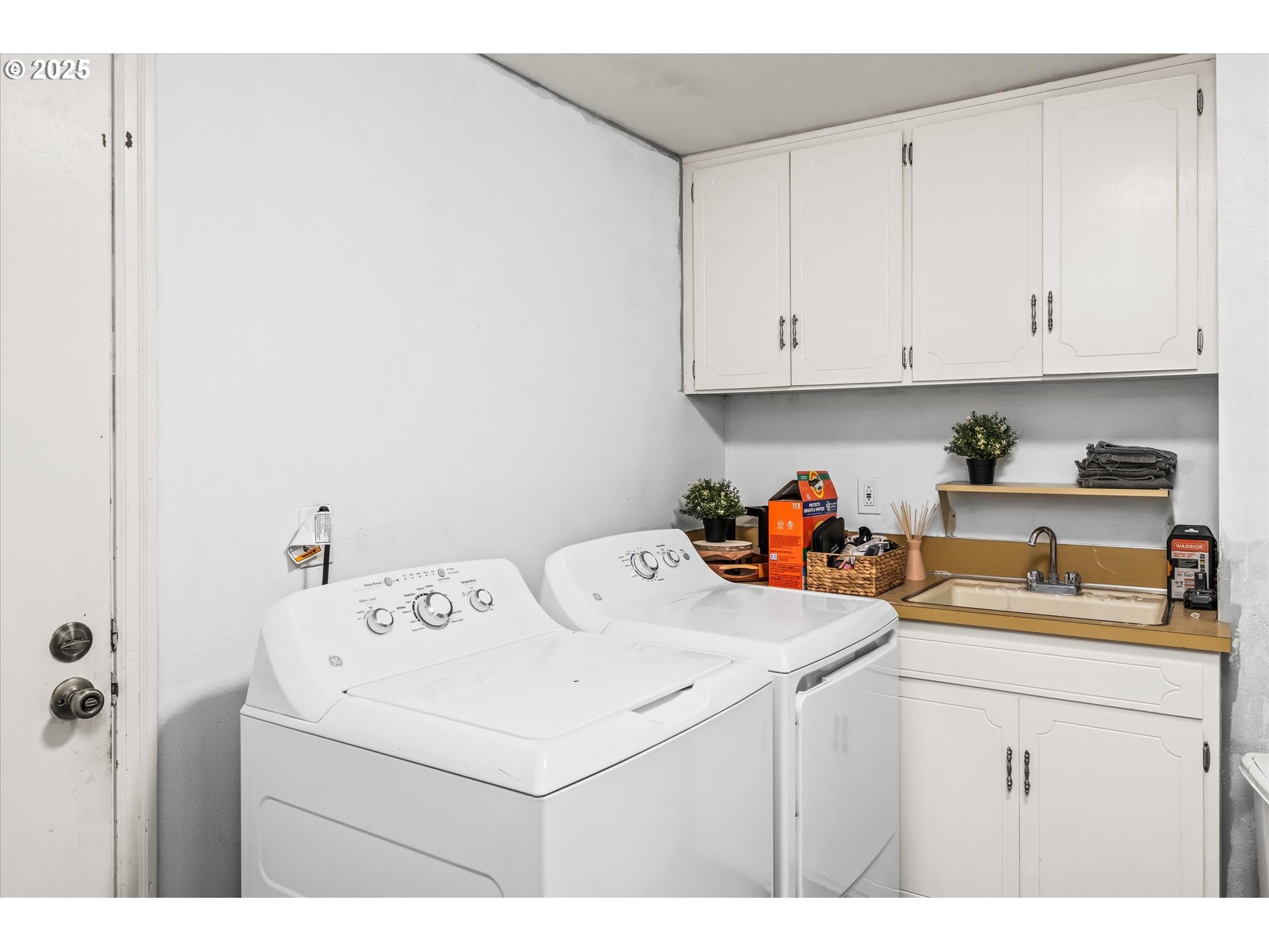 1310 Corum Avenue Eugene, OR 97401 - Photo 16 of 28 a utility room with dryer and washer