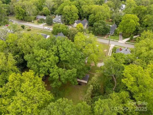 a view of yard with green space