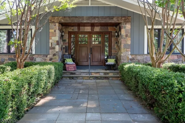 a view of a pathway with a house