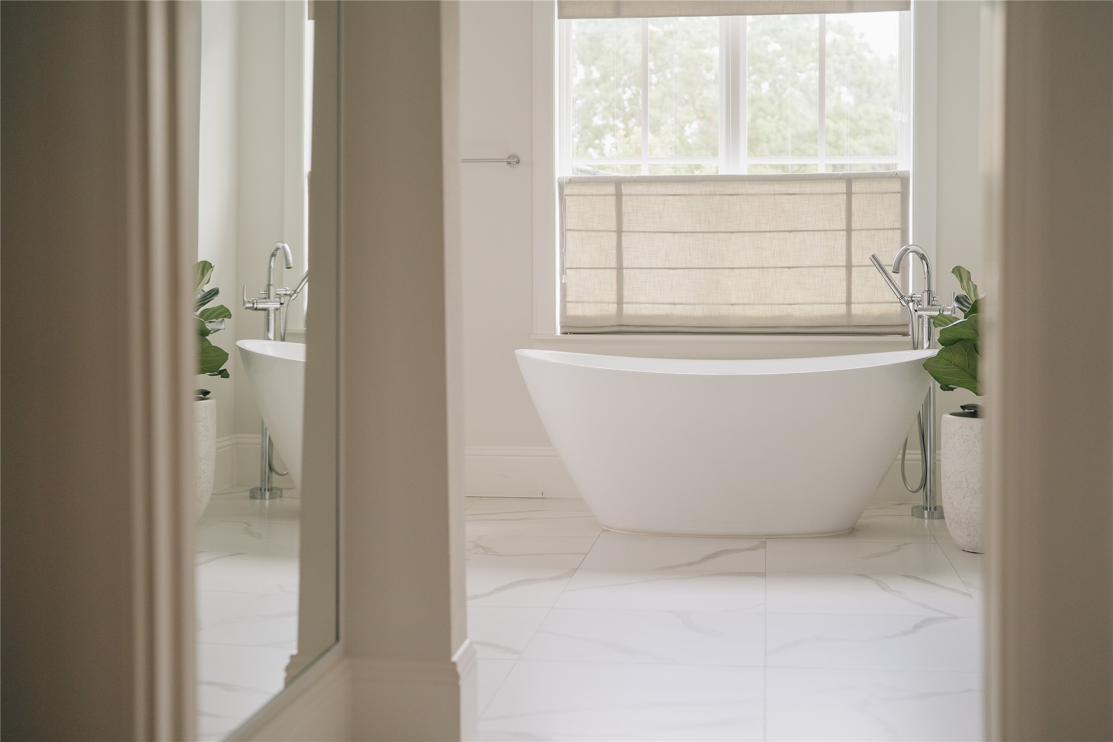 3817 Aberdeen Way Houston, TX 77025 - Photo 20 of 45 Relaxing soaking tub awaits you after a long day.