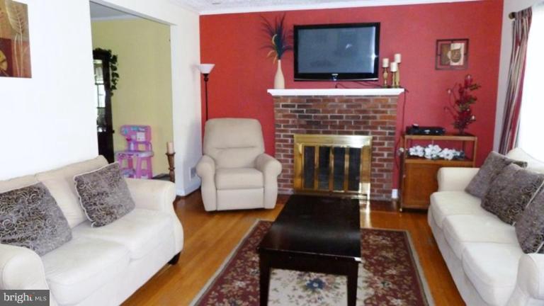 5601 Brookland Road Alexandria, VA 22310 - Photo 6 of 13 Living Room