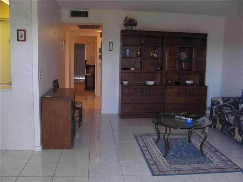 4014 Exeter, Unit 4014 Boca Raton, FL 33434 - Photo 6 of 11 Living Room.
