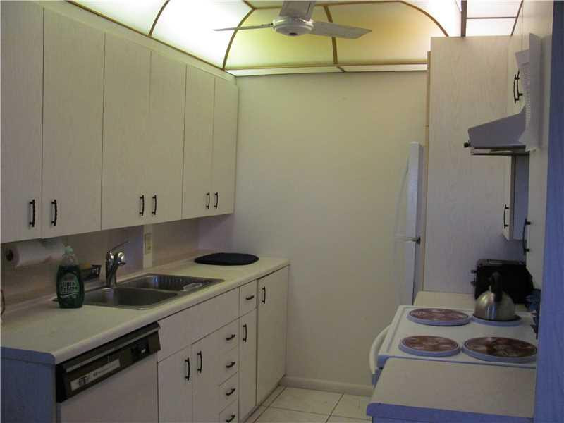 4014 Exeter, Unit 4014 Boca Raton, FL 33434 - Photo 8 of 11 Kitchen.