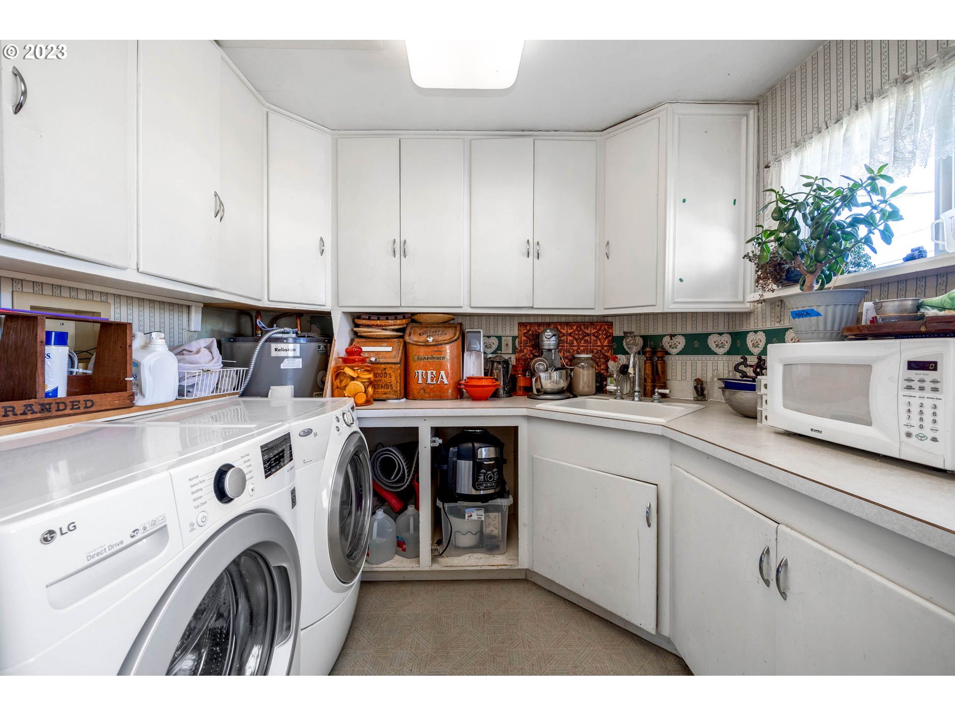 1420 Modoc Street Springfield, OR 97477 - Photo 17 of 22 a utility room with cabinets washer and dryer