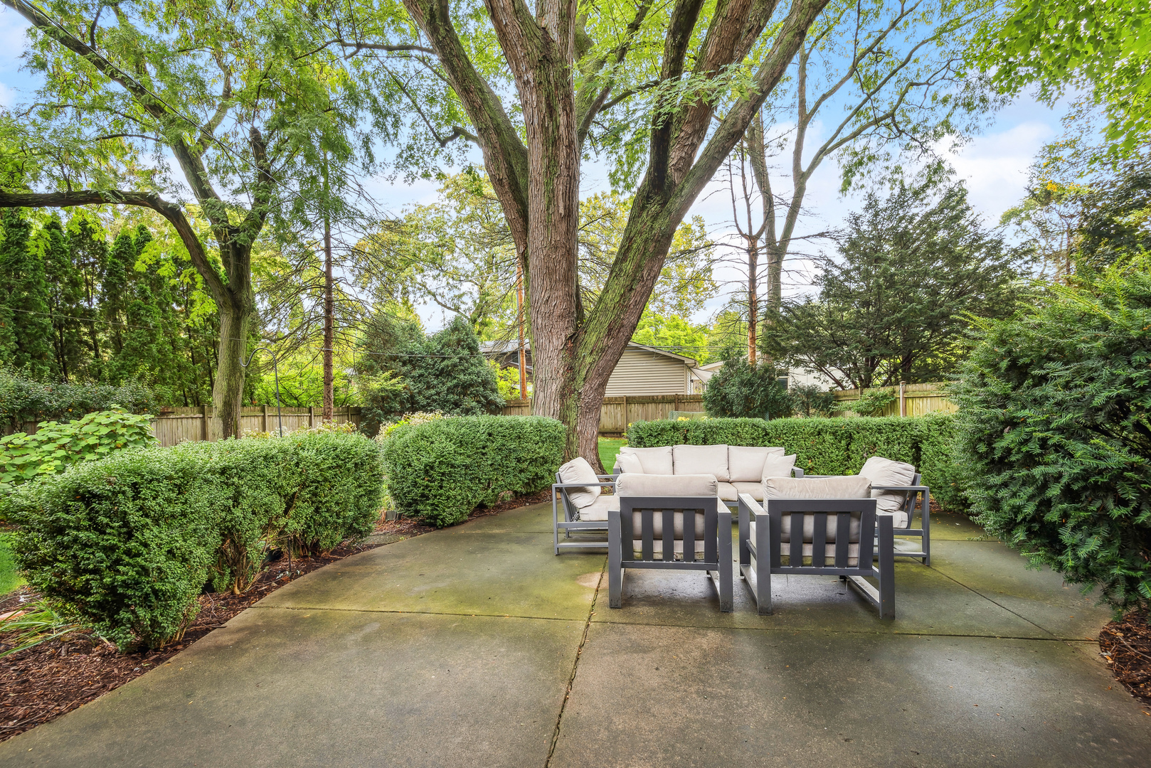 430 Sandy Lane Wilmette, IL 60091 - Photo 6 of 6 a view of a tables and chairs in a patio