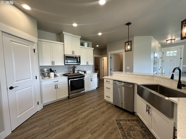 946 South Calapooia Street Sutherlin, OR 97479 - Photo 7 of 31 a kitchen with granite countertop white cabinets and white appliances
