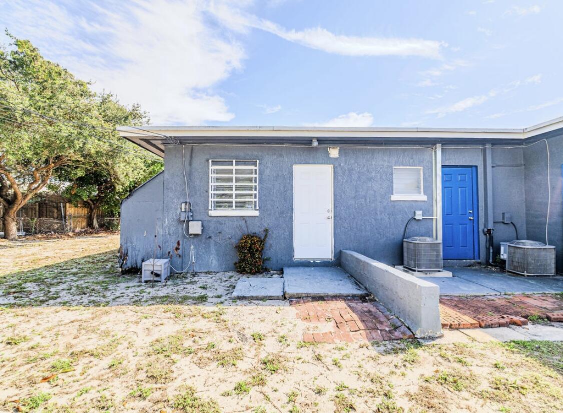 112 West 34th Street, Unit 2 Riviera Beach, FL 33404 - Photo 16 of 19 Exterior - Backyard view
