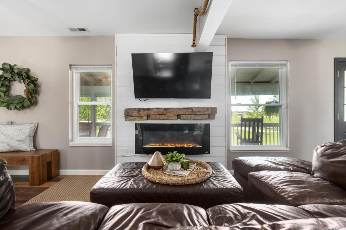2522 Bean-Oller Road Delaware, OH 43015 - Photo 27 of 93 Family room - Gas fireplace with hand hewn wood mantel