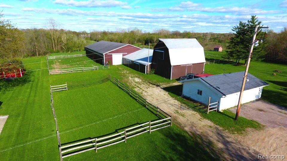 4305 South Genesee Road Grand Blanc, MI 48439 - Photo 3 of 26