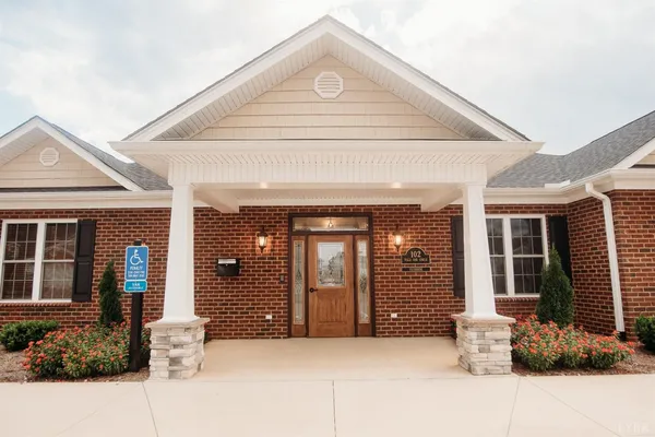 $1,975 | 157 Villa Oak Circle, Bedford, VA 24523