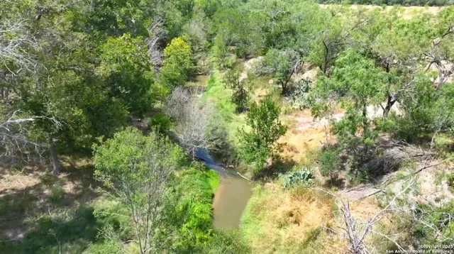 $132,000 | 121 Mendoza, Floresville, TX 78114