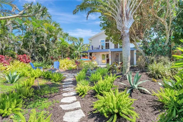 $1,399,000 | 193 Cocohatchee Street, Naples, FL 34110
