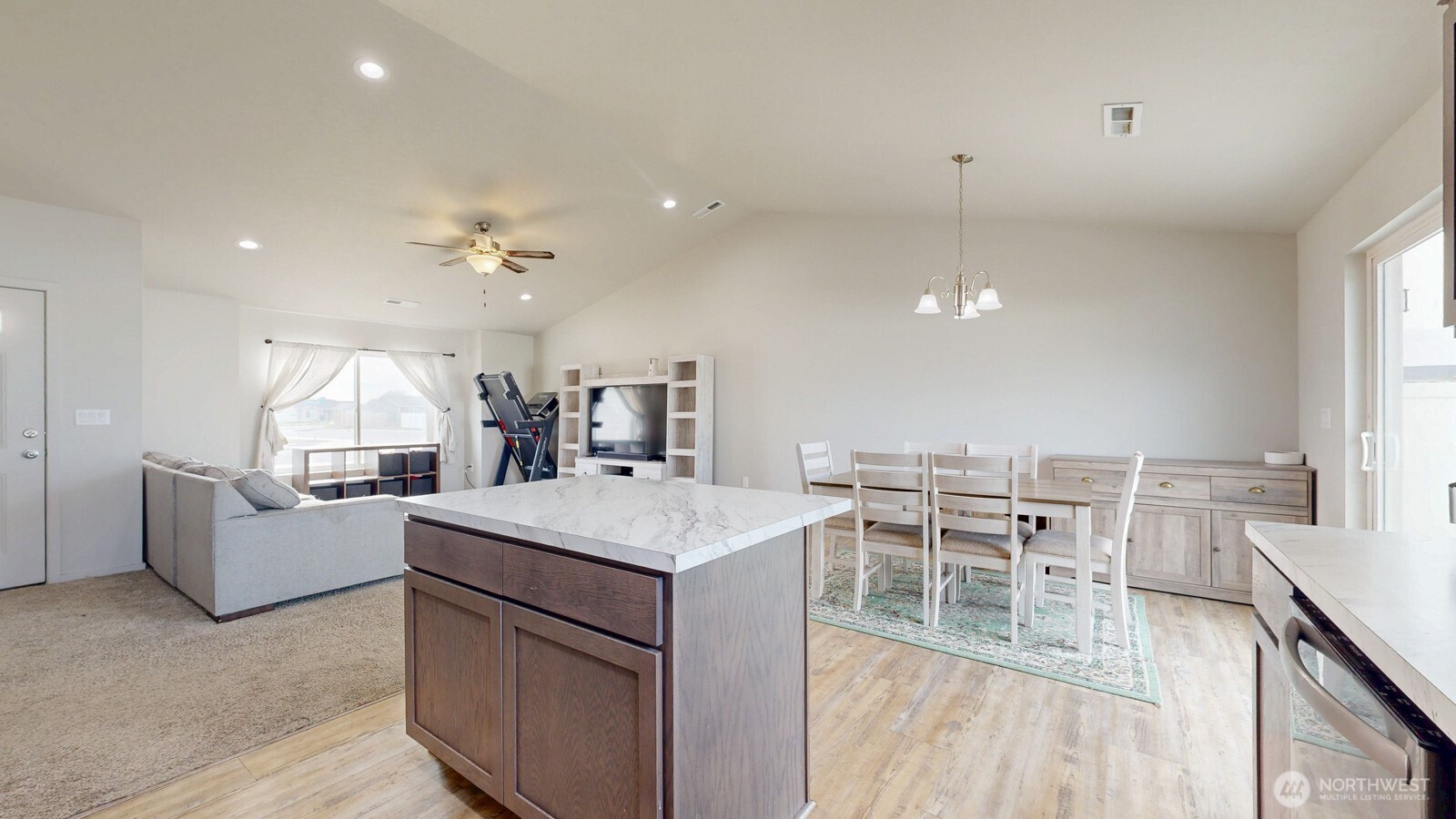 907 East Cascade Street Othello, WA 99344 - Photo 11 of 27 a large kitchen with a table and chairs